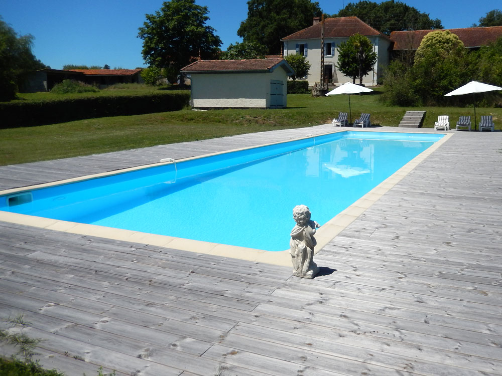 Zwembad met houten terras